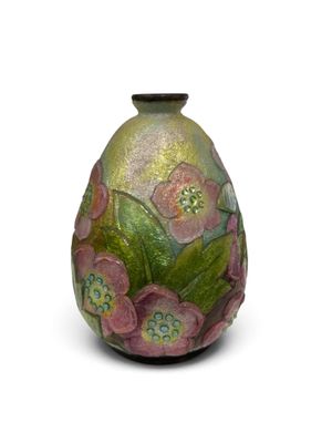 un petit vase sur lequel sont peintes des fleurs sur un fond blanc