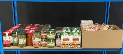 de nombreux bocaux de conserve posés sur une étagère dans une pièce