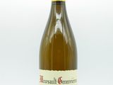 une bouteille de vin posée sur une table