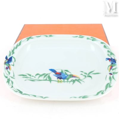 une assiette ornée d'un motif d'oiseau, posée sur une table