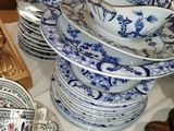 beaucoup d'assiettes et de bols sur la table