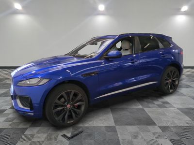 un SUV Jaguar bleu garé dans un showroom