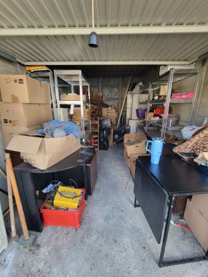 un garage où s'entassent de nombreuses boîtes par terre