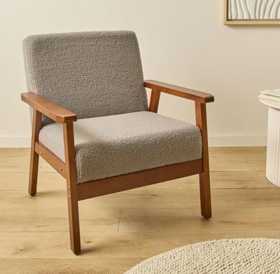 une chaise qui se trouve au milieu d'une pièce