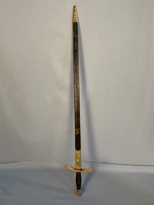une épée posée sur une surface blanche