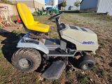 une tondeuse à gazon qui reste dans l'herbe