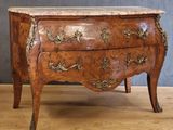 une petite commode avec un plateau en marbre