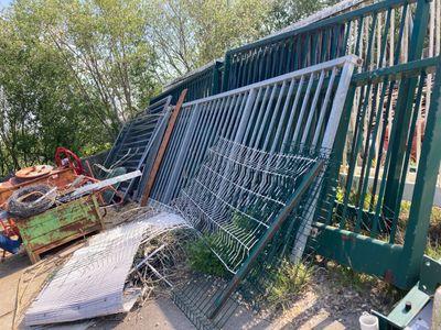 un tas de vieilleries au bord de la route