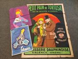 trois affiches posées par terre dans une pièce