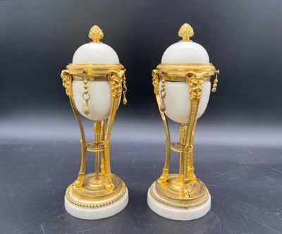 paire d'urnes anciennes françaises en marbre et or