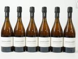 six bouteilles de vin sont alignées sur une surface blanche