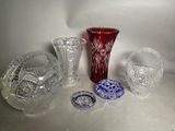 beaucoup d'objets en verre qui se trouvent sur la table