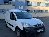 la camionnette blanche est garée sur le parking à l'extérieur du bâtiment