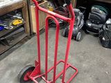 un diable rouge qui se trouve dans un garage