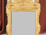 une image représentant un cadre doré avec un miroir posé sur une table
