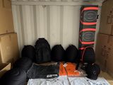 de nombreux sacs de bagages empilés à l'arrière d'un camion de déménagement