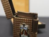 un briquet posé sur une table à côté d'une boîte