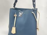 Sac seau en cuir bleu « Louis Vu Vu » avec finitions dorées