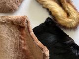 trois paires de mitaines en fourrure posées sur une surface blanche