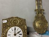 une horloge posée à côté d'une autre horloge sur une table
