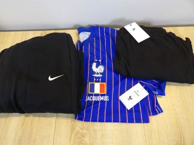 deux chemises et un chapeau posés sur un parquet