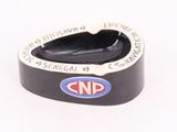 un cendrier noir orné d'un logo bleu et blanc