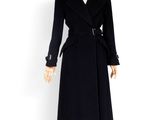 Le manteau est noir et est muni d'une ceinture.