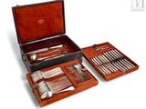un coffret en bois contenant de l'argenterie, sur fond blanc