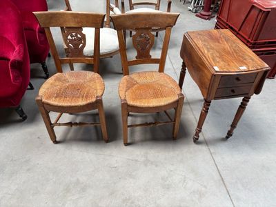 plusieurs chaises et une table dans une pièce où se trouve un canapé rouge