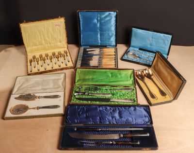 de nombreux types de couteaux et de cuillères dans un coffret