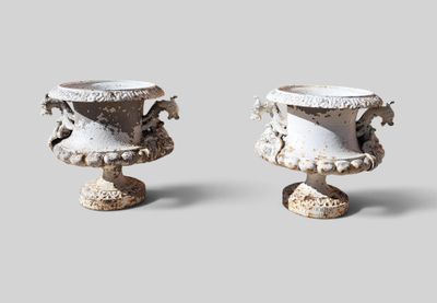 deux vases blancs posés côte à côte sur une surface grise