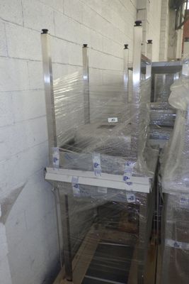 de nombreuses caisses de denrées alimentaires posées par terre dans un entrepôt