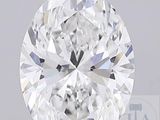 un gros plan d'un diamant taillé en forme de diamant posé sur un socle