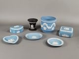 un ensemble d'objets bleus et blancs posés sur une table