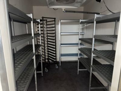 une pièce qui comporte de nombreuses étagères