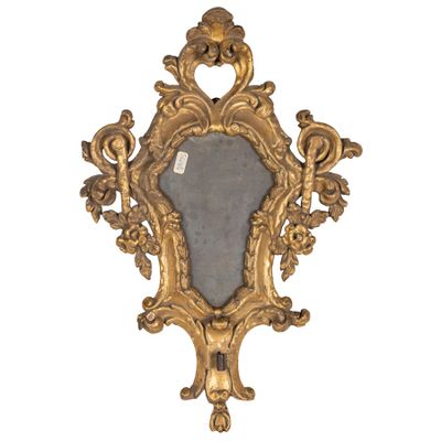 un miroir accroché au mur de la pièce