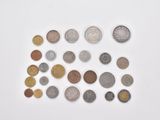 un ensemble de pièces disposées en carré sur une surface blanche