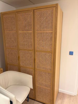 une chaise blanche et une armoire en bois dans une pièce