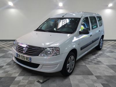 la photo d'une petite camionnette blanche garée dans un garage