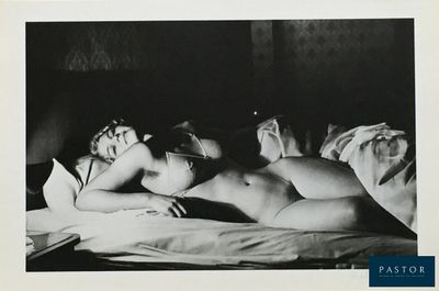photographie en noir et blanc représentant deux femmes nues allongées sur un lit