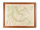 carte encadrée représentant une chaîne de montagnes sur fond blanc