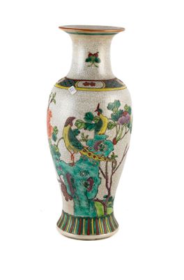 un vase blanc orné d'un motif vert et rouge