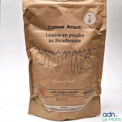 un sac en papier brun avec des vêtements suspendus à une corde à linge