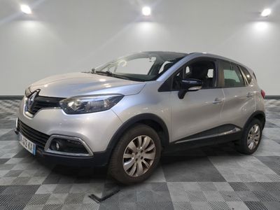 la voiture argentée est garée sur un carrelage à carreaux