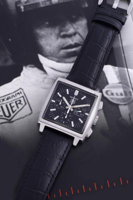 une photo en noir et blanc d'une montre dans un magazine