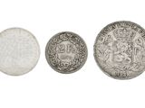 trois types différents de pièces d'argent sur fond blanc