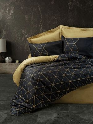 une photo d'un lit avec une couette noire et dorée