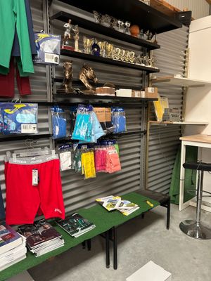une pièce dans laquelle se trouvent une table, des étagères et une chaise