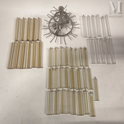 de nombreux objets en verre et en métal posés sur la table