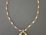 un collier en or et diamants muni d'un fermoir circulaire